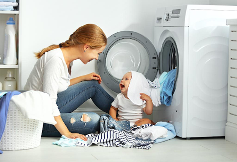 Mở Cửa Máy Giặt Và Đặt Quần Áo Vào Lồng Giặt