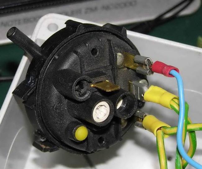 Cách sửa chữa kiểm tra thay thế công tắc áp suất – cảm biến mực nước máy giặt